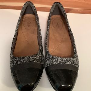 Clarks Size 9M Grey and Black Wool Flats